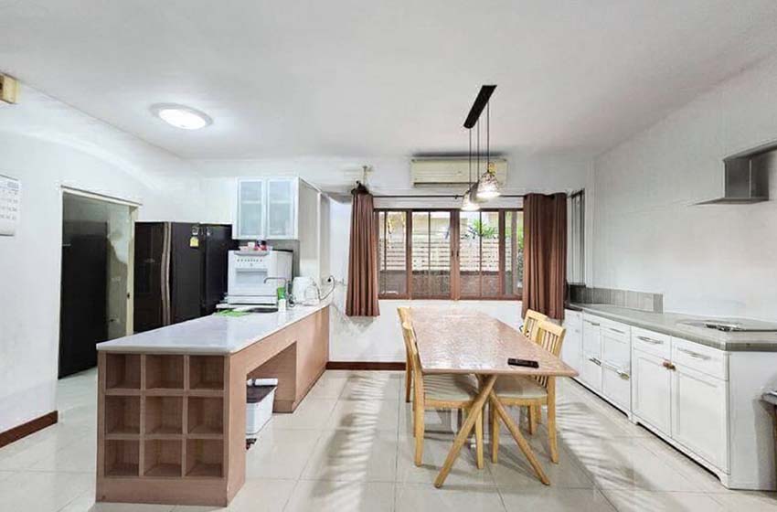 House with Shared Pool in Bangnatrad 